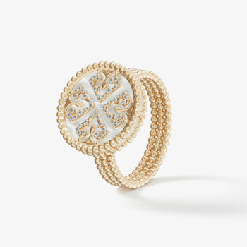 خاتم "لايس" من عرق اللؤلؤ الأبيض مرصّع بالألماس من الذهب الأصفر  عيار 18 قيراط