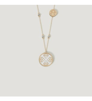 قلادة "لايس" من عرق اللؤلؤ الأبيض مرصّعة بالألماس من الذهب الأصفر  المنقوش عيار 18 قيراط