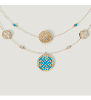 قلادة "لايس" من سلسلتين من أحجار الفيروز  مع عرق اللؤلؤ الأبيض مرصّعة بالألماس من الذهب الأصفر المنقوش عيار 18 قيراط