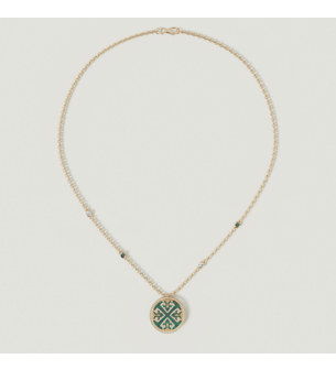 قلادة "لايس" من أحجار الملكيت والزمرد مرصّعة بالألماس من الذهب الأصفر عيار 18 قيراط