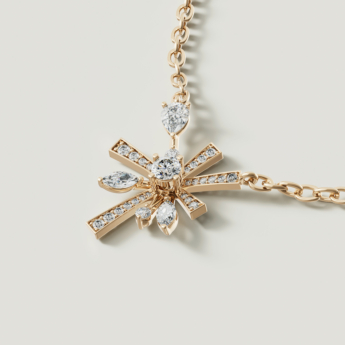 قلادة فايروركس سباركلز من الذهب الأصفر عيار 18 قيراط مرصعة بالألماس