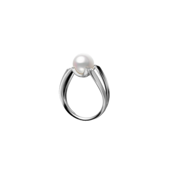 أوشن، خاتم من الذهب الأبيض عيار 18 قيراط مرصع بلآلئ أكويا والياقوت الأزرق