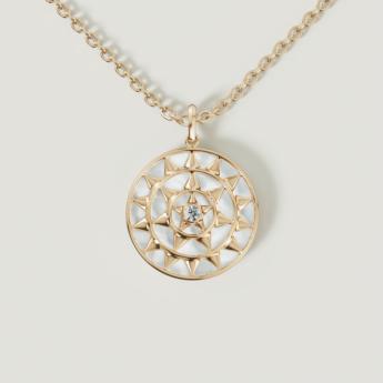 قلادة فرفشة شمس من الذهب الأصفر عيار 18 قيراط، مرصعة بعرق اللؤلؤ الأبيض والألماس