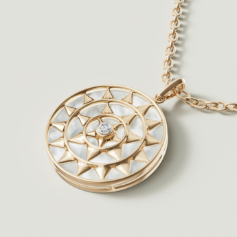 قلادة فرفشة شمس من الذهب الأصفر عيار 18 قيراط، مرصعة بعرق اللؤلؤ الأبيض والألماس