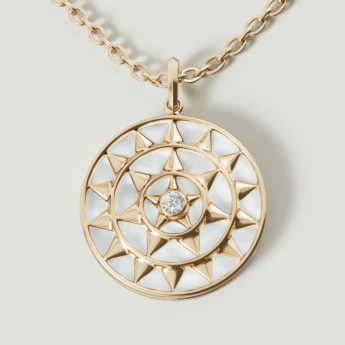 قلادة فرفشة شمس من الذهب الأصفر عيار 18 قيراط، مرصعة بعرق اللؤلؤ الأبيض والألماس