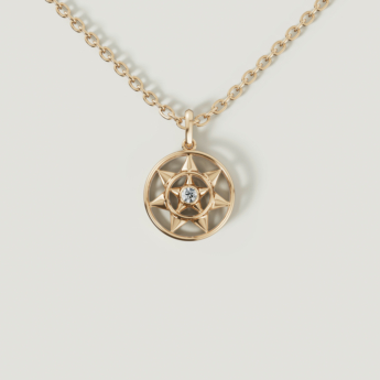 قلادة فرفشة شمس من الذهب الأصفر عيار 18 قيراط مرصعة بالألماس