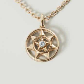 قلادة فرفشة شمس من الذهب الأصفر عيار 18 قيراط مرصعة بالألماس