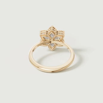 خاتم ستيلا دورو فيور دي لوتشي من الذهب الأصفر عيار 18 قيراط والألماس وعرق اللؤلؤ