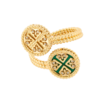 خاتم "لايس" بتعليقتين من أحجار الملكيت مرصّع بالألماس من الذهب الأصفر المنقوش عيار 18 قيراط