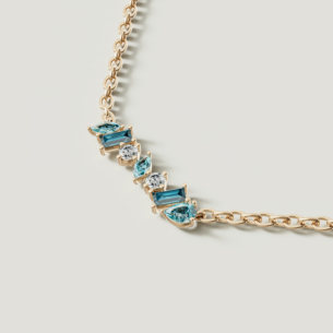 قلادة فايروركس سباركلز من الذهب الأصفر عيار 18 قيراط مرصعة بالألماس والتوباز الأزرق وتوباز لندن