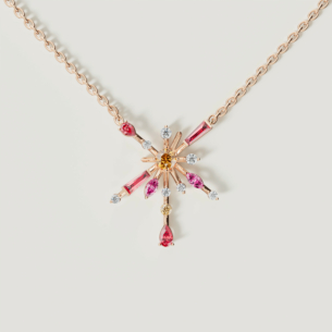 قلادة فايروركس سباركس من الذهب الوردي عيار 18 قيراط على شكل زهرة مرصعة بالألماس وأحجار كريمة ملونة 
