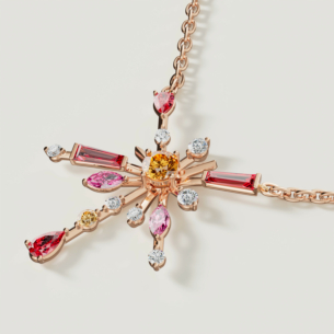 قلادة فايروركس سباركس من الذهب الوردي عيار 18 قيراط على شكل زهرة مرصعة بالألماس وأحجار كريمة ملونة 