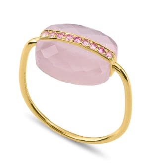خاتم أورورا  من الذهب الأصفر على شكل كوشن (مربع دائري الزوايا) من الكوراتز الوردي الفاتح والزفير الوردي